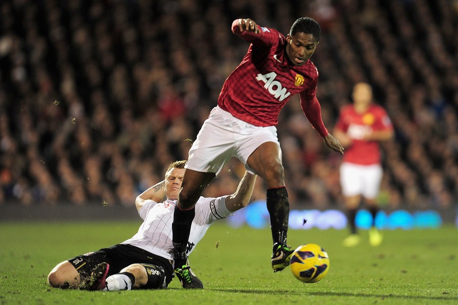 玩家中场妙传直塞破坏对手防线 玩家中场妙传直塞破坏对手防线