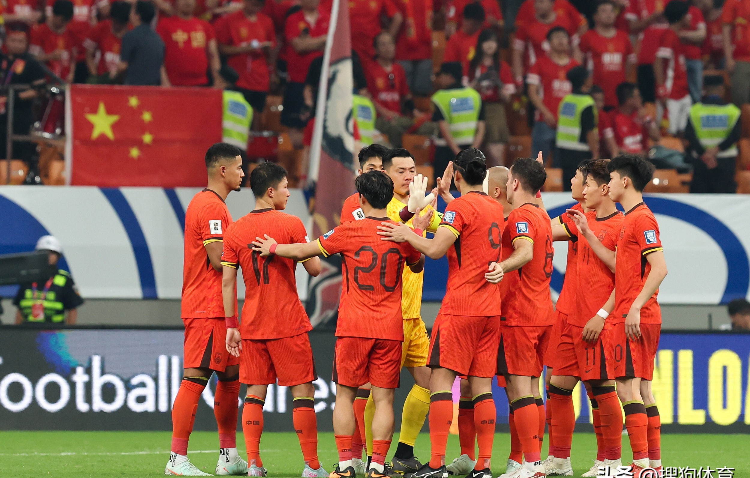 中国国家队在各类足球比赛中斩获奖杯