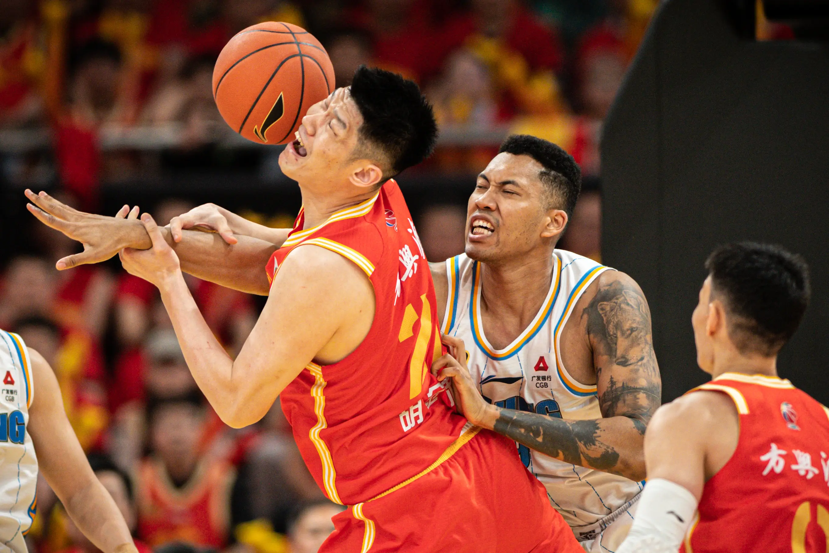 关于篮球赛场上球队拼劲十足，奋勇争先的信息