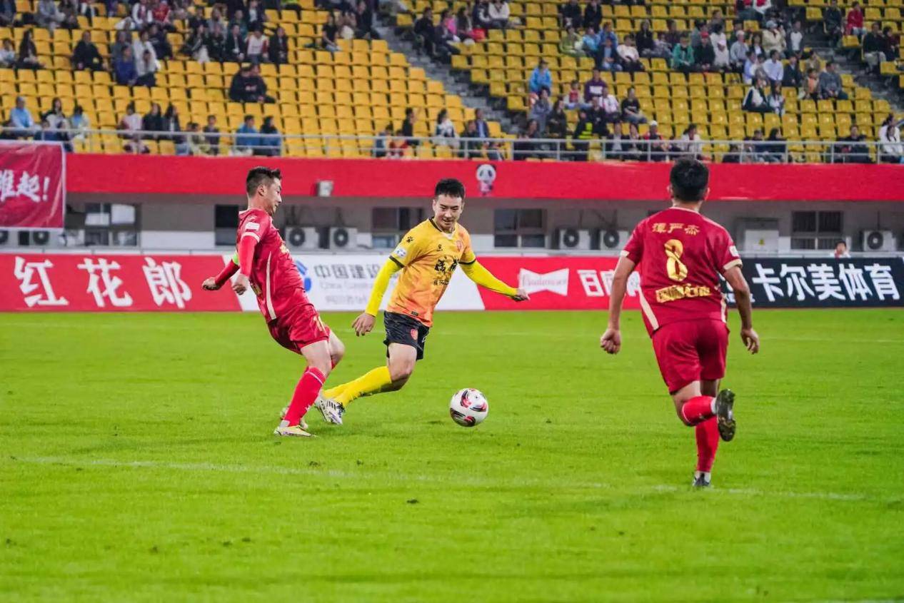 国内足球热门赛事掀起观赛热潮