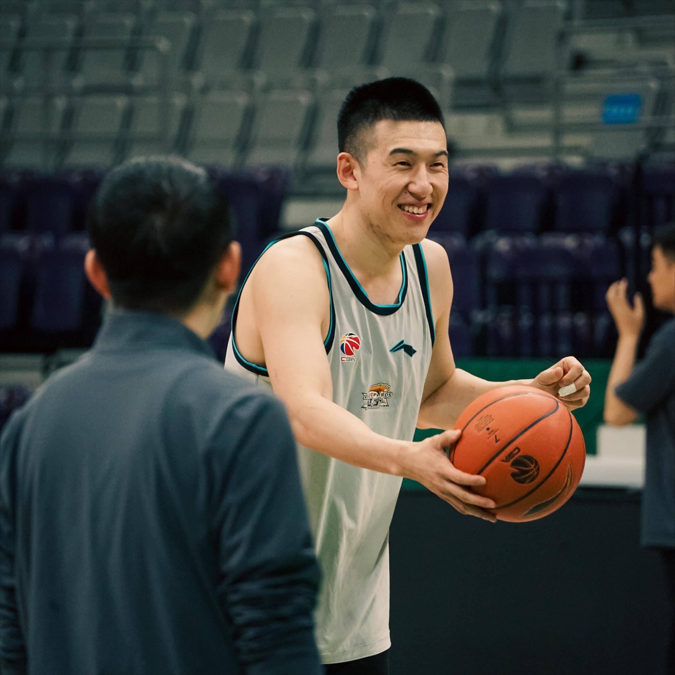 上海队绝杀辽宁队，赵继伟点燃赛场