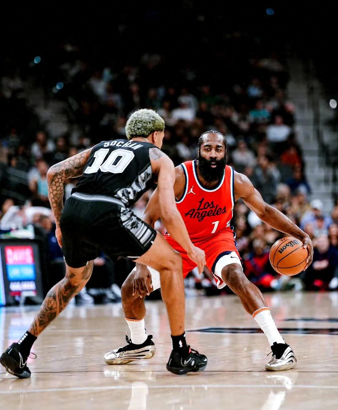 雄鹿翻盘鹈鹕，哈登扛起全队