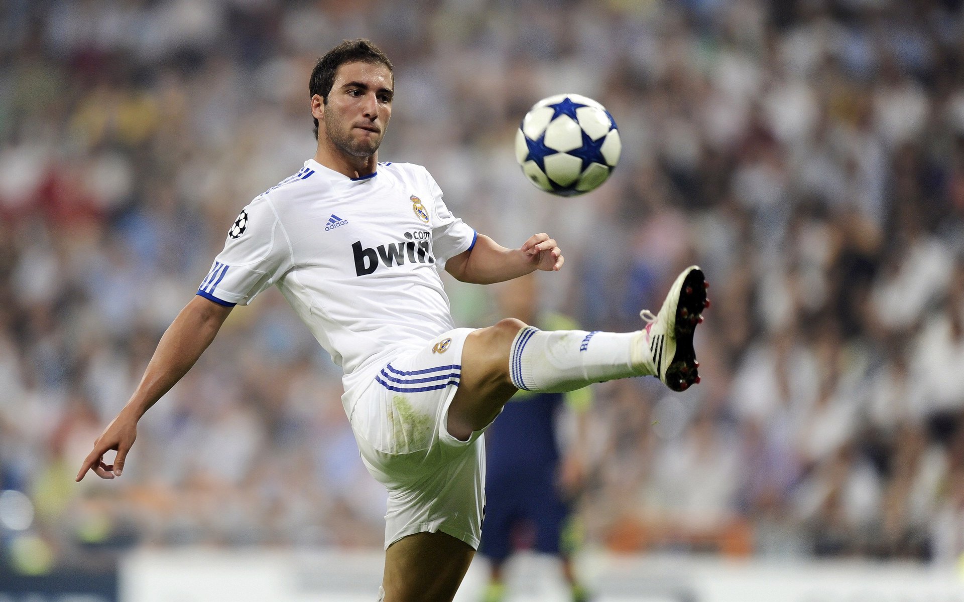 当太阳踏平国王，文班亚马在F1街道赛的维度接管