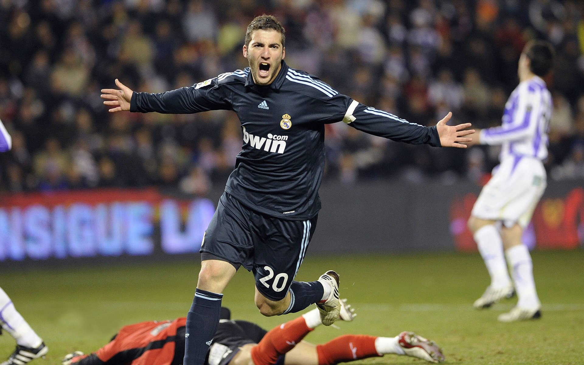 当利物浦的红色风暴席卷波兰，斯通斯在西决生死战化身定海神针